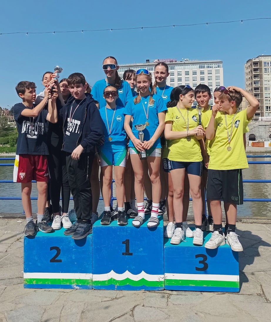 Cadette A sul podio con coppa 1