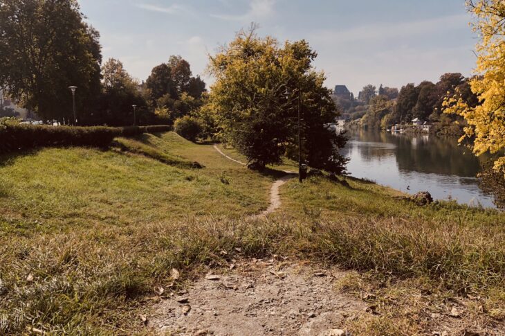 Il parco ed il fiume fuori dalla scuola